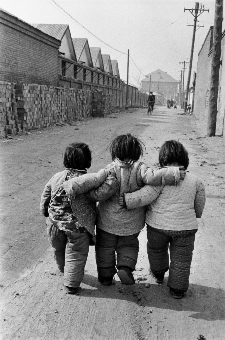 Auf diesem Bild ist das folgende Kunstwerk zu sehen: Marc Riboud. „Beijing, 3 Girls“. 1957.