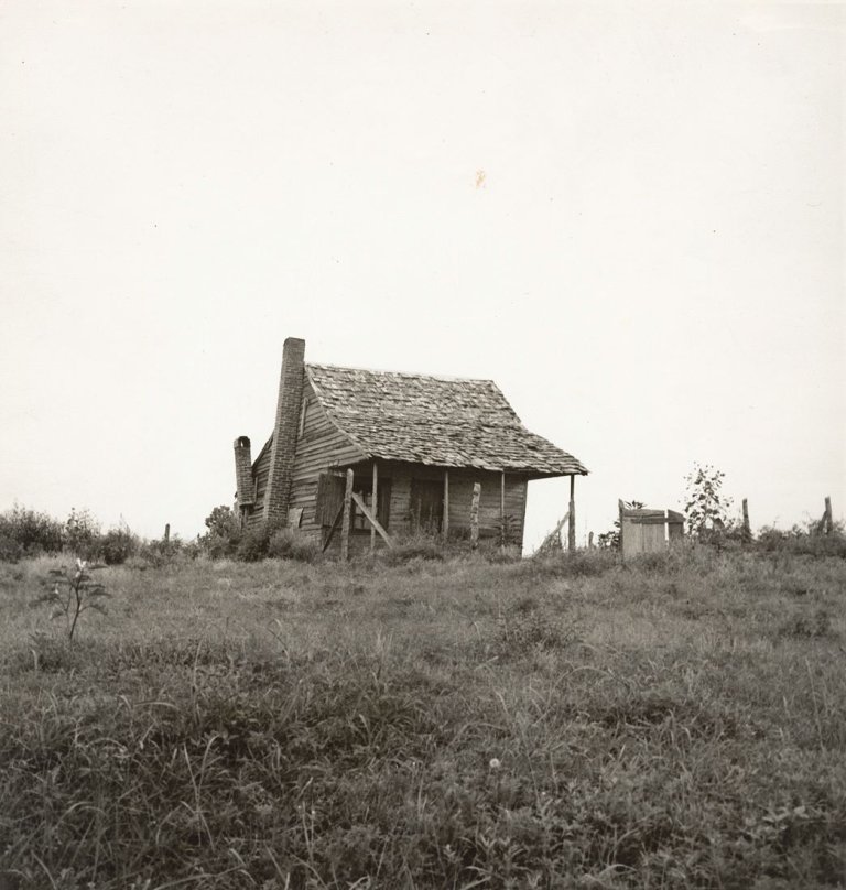 Auf diesem Bild ist das folgende Kunstwerk zu sehen: Dorothea Lange. A Mississippi delta cabin – like hundreds more. Um 1936.