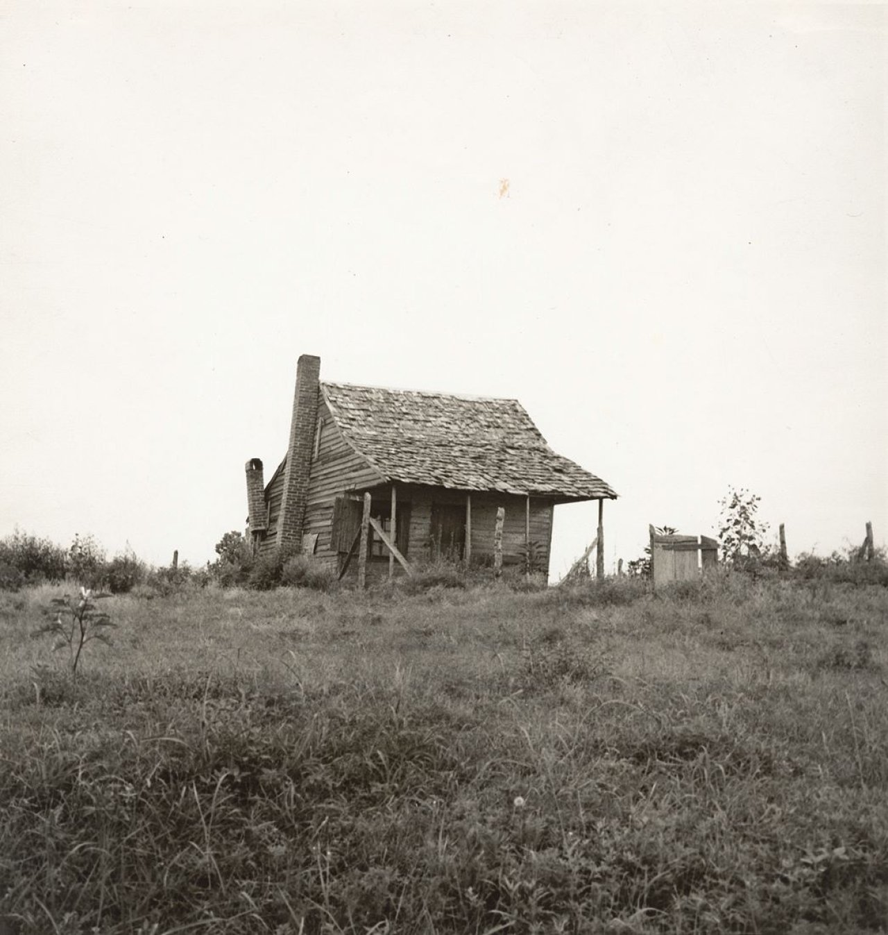 Auf diesem Bild ist das folgende Kunstwerk zu sehen: Dorothea Lange. A Mississippi delta cabin – like hundreds more. Um 1936.