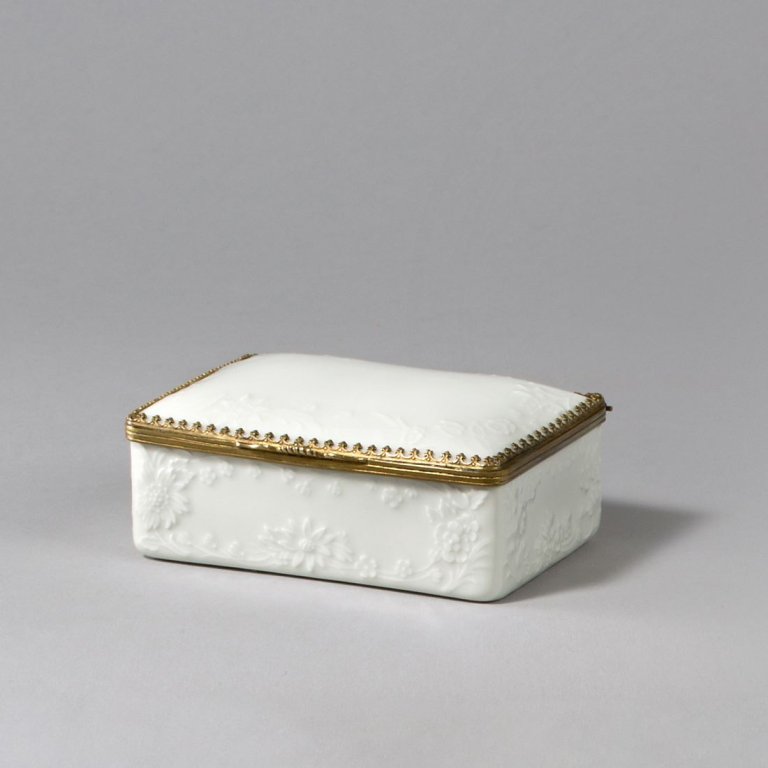 Auf diesem Bild ist das folgende Kunstwerk zu sehen:  KPM Königliche Porzellan-Manufaktur Berlin. Tabatière mit reliefiertem Blumendekor und Goldbronzemontierung. Um 1770.