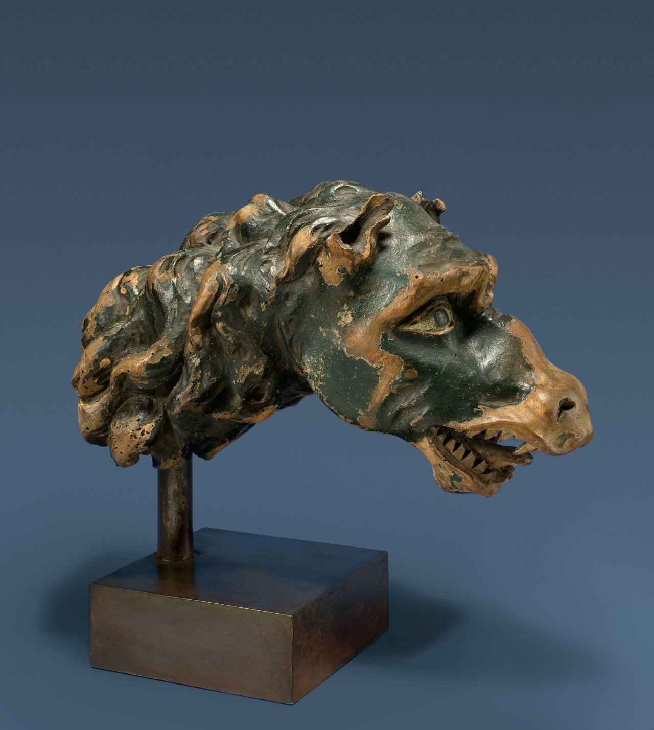 Auf diesem Bild ist das folgende Kunstwerk zu sehen:  Süddeutsch. Kopf eines Drachen – Kufenzier eines Caroussel-Schlittens.