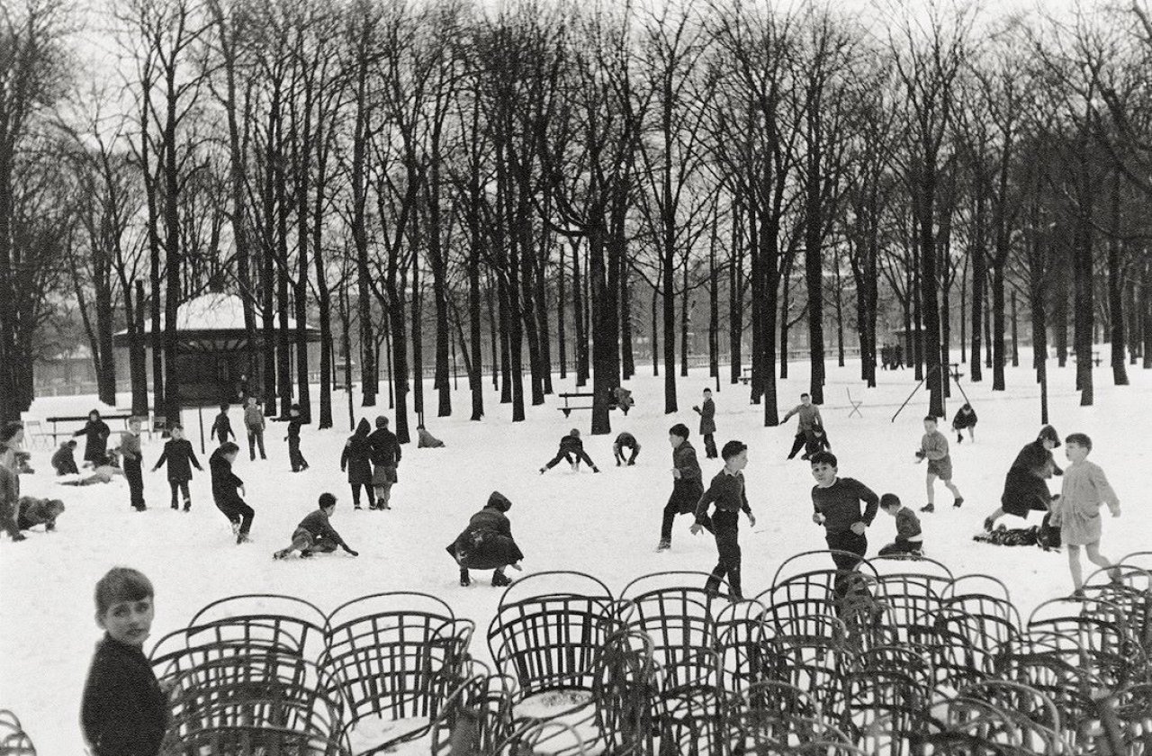 Auf diesem Bild ist das folgende Kunstwerk zu sehen: Édouard Boubat. Erster Schnee, Jardin du Luxembourg, Paris. 1955.