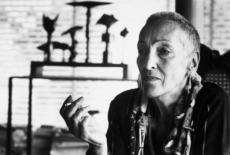 Auf diesem Bild ist das folgende Kunstwerk zu sehen: Stefan Moses. „Meret Oppenheim, Bern“. 1984.