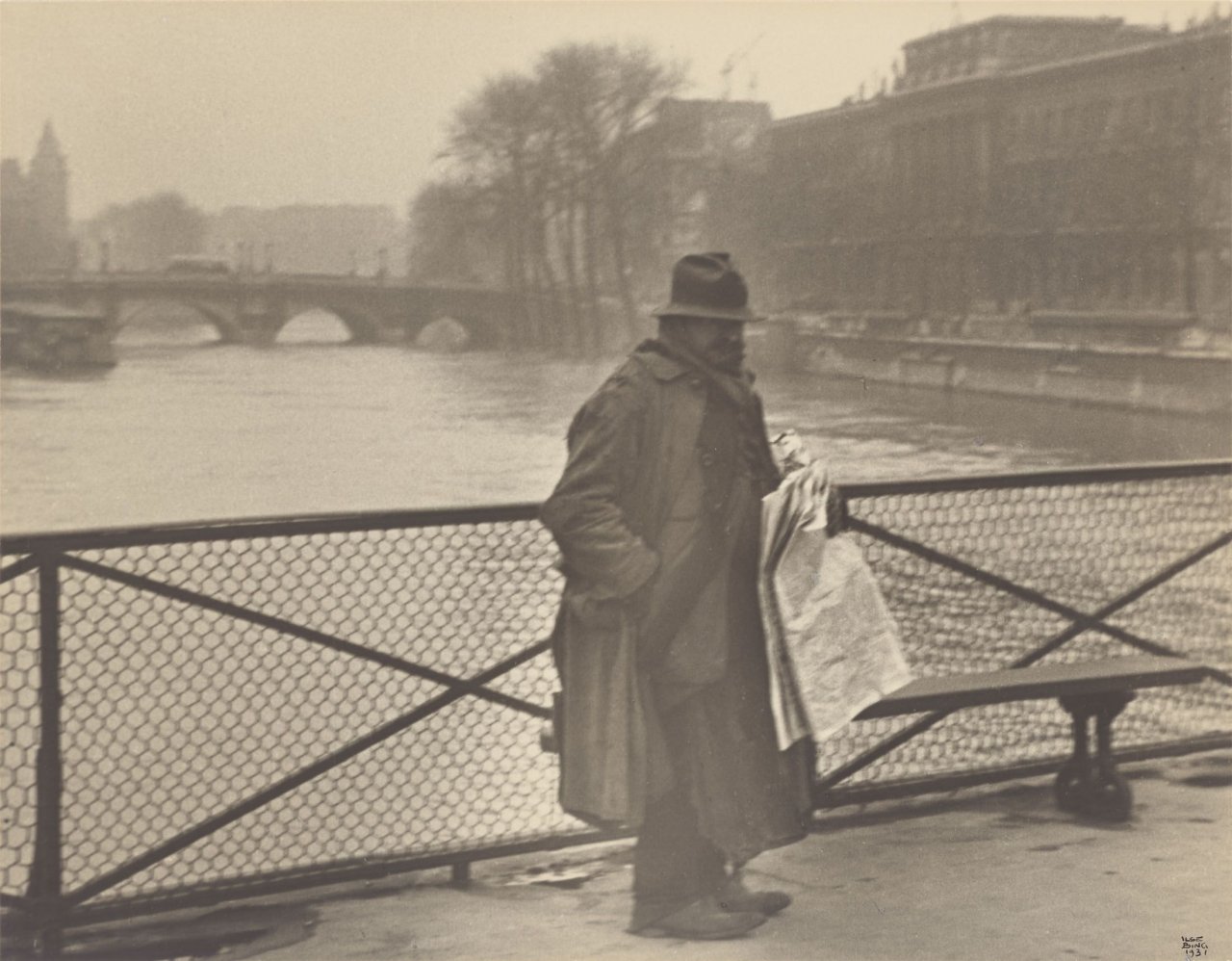 Auf diesem Bild ist das folgende Kunstwerk zu sehen: Ilse Bing. Bum on Pont des Arts, Paris. 1931.