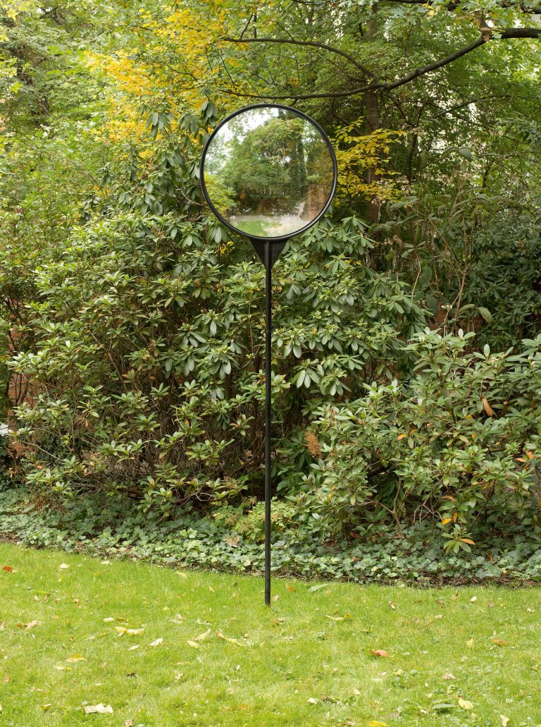 Auf diesem Bild ist das folgende Kunstwerk zu sehen: Adolf Luther. Stehlinse (Gartenskulptur). 1983.