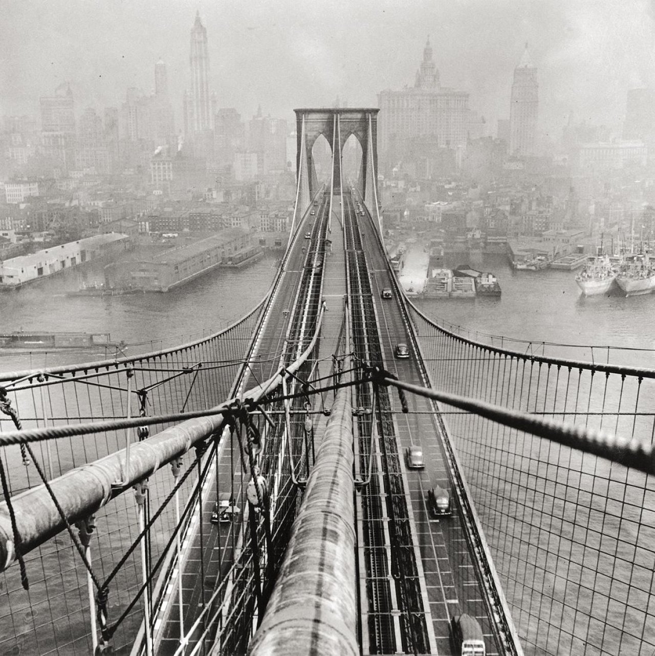 Auf diesem Bild ist das folgende Kunstwerk zu sehen: Arthur Leipzig. Ohne Titel (Brooklyn Bridge). 1946.