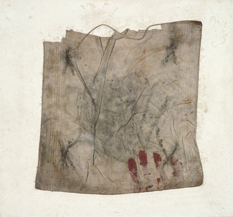 Auf diesem Bild ist das folgende Kunstwerk zu sehen: Antoni Tàpies. „Mocador (Handkerchief)“. 1968.
