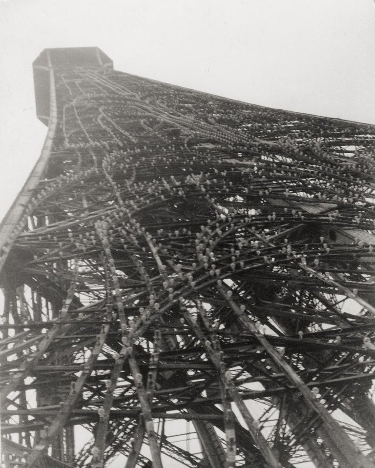 Auf diesem Bild ist das folgende Kunstwerk zu sehen: Germaine Krull. „Tour d’Eiffel, Paris“. 1928.