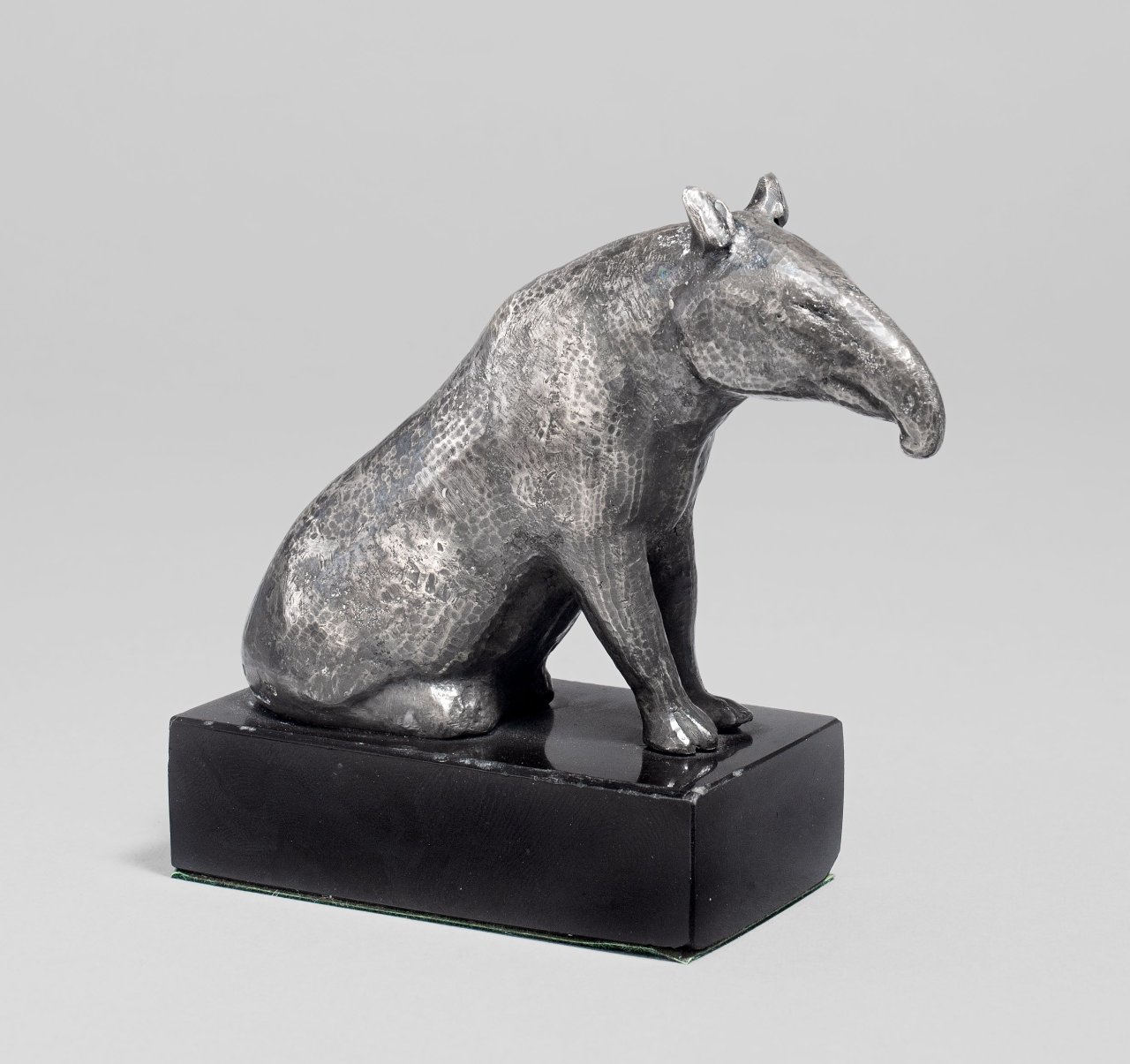 This picture shows the following artwork: August Gaul. ”Tapir”. 1915.