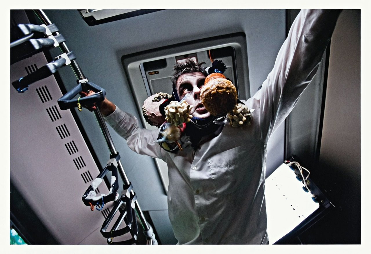 Auf diesem Bild ist das folgende Kunstwerk zu sehen: John Bock. „No Time No Screws“. 2010.