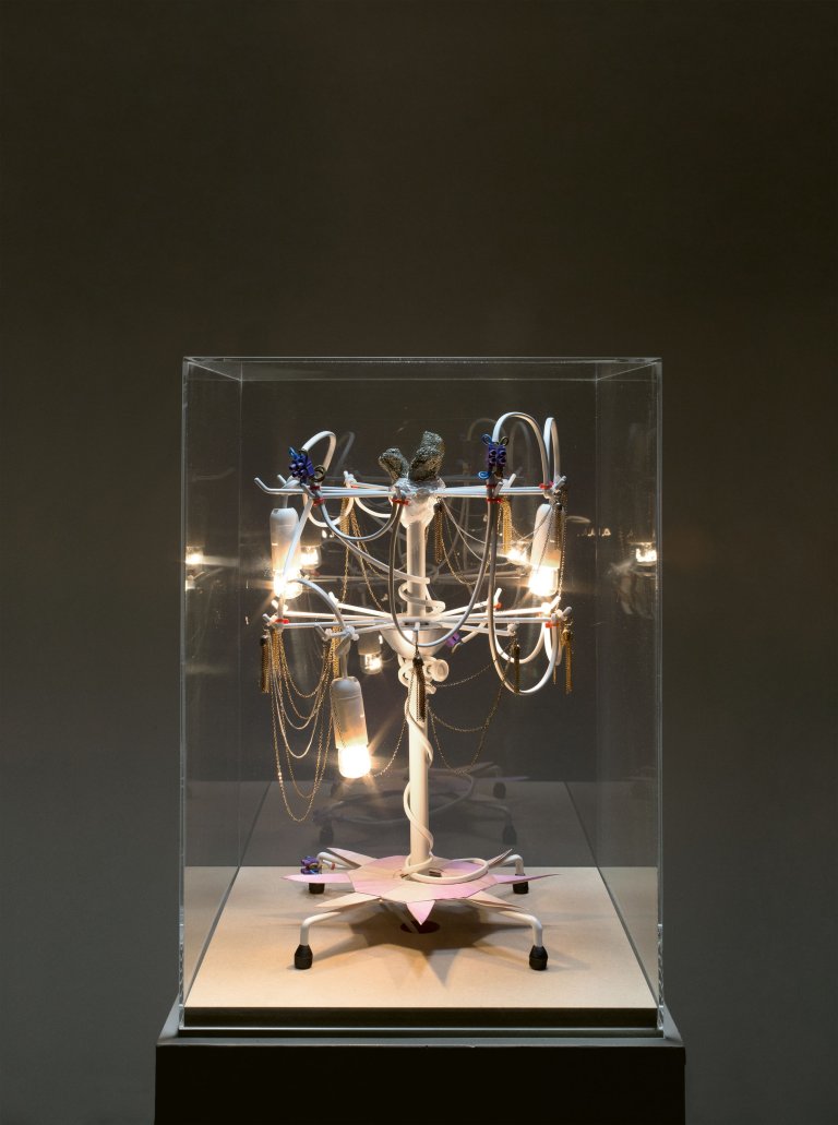 Auf diesem Bild ist das folgende Kunstwerk zu sehen: Haegue Yang. „Jewel-wish Table Light“. 2010.