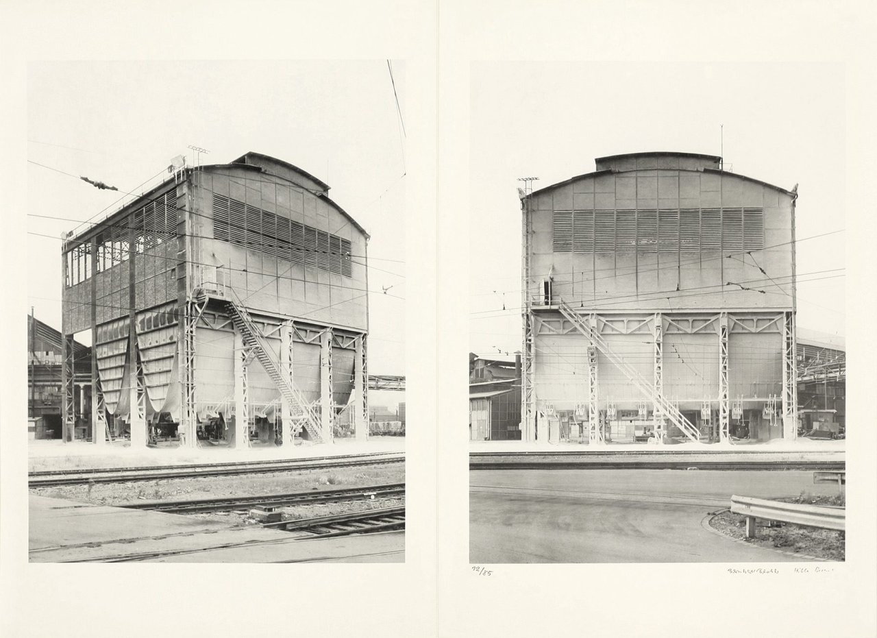 Auf diesem Bild ist das folgende Kunstwerk zu sehen: Bernd und Hilla Becher (Siegen 1931 - 2007 Rostock / Potsdam 1934 - 2015 Düsseldorf). Fünf Ansichten eines Kalksilos Duisburg-Ruhrort. 1972.