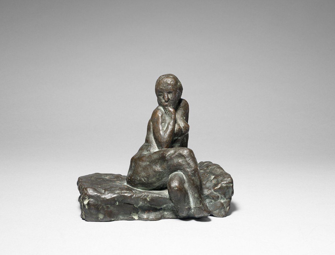 Auf diesem Bild ist das folgende Kunstwerk zu sehen: Alfred Hrdlicka. „Dame, auf einem Sofa sitzend“. 1957.