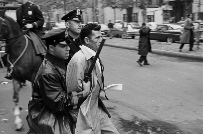 Auf diesem Bild ist das folgende Kunstwerk zu sehen: Henri Cartier-Bresson. Arrestation, Washington. 1968.