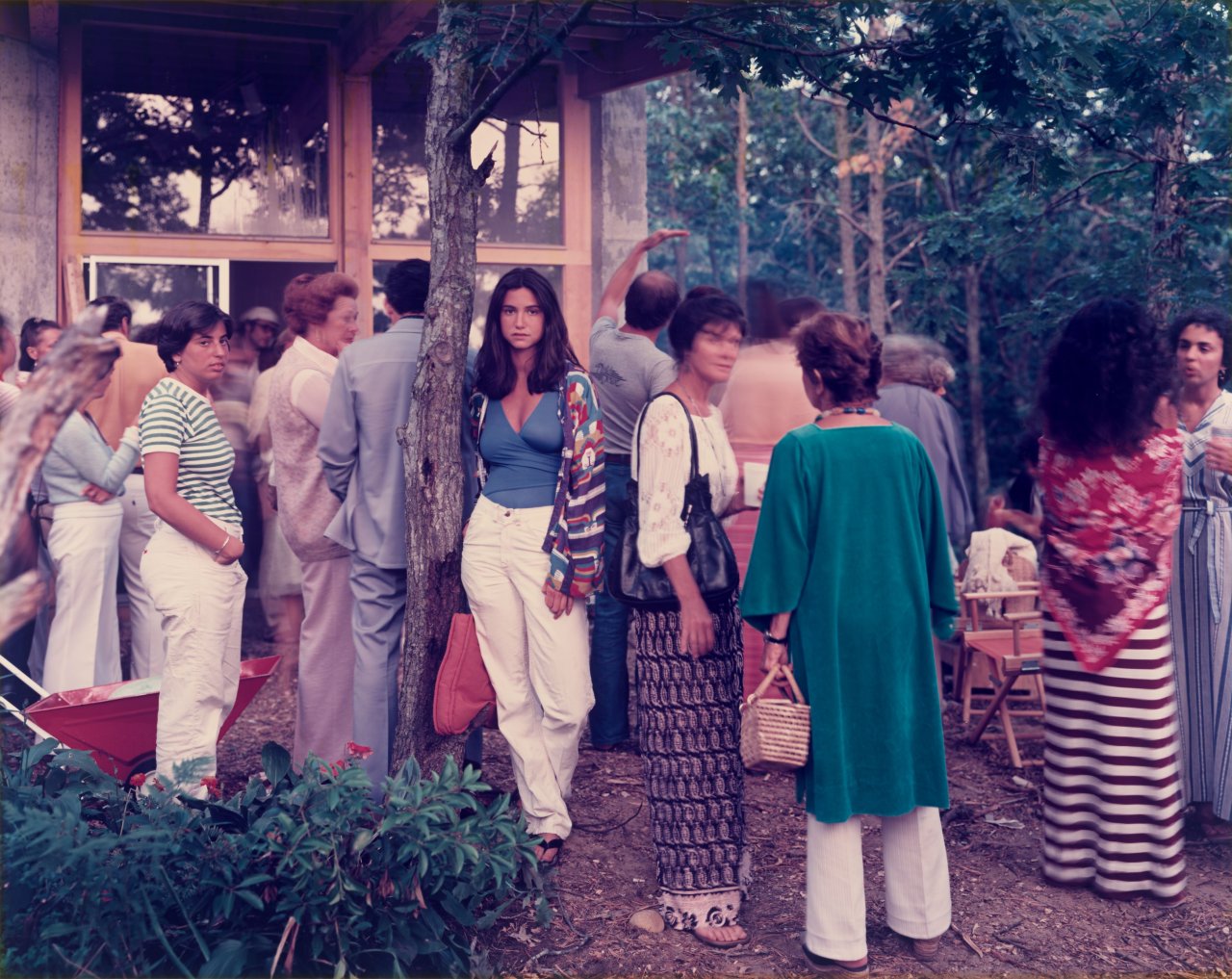 Auf diesem Bild ist das folgende Kunstwerk zu sehen: Joel Meyerowitz. „Cocktail Party“, Wellfleet, Massachusetts. 1977.