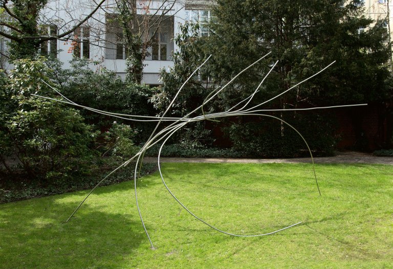 Auf diesem Bild ist das folgende Kunstwerk zu sehen: Norbert Kricke. „Große Fließende (Luxeuil)“. 1971.