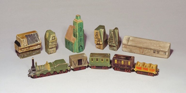 Auf diesem Bild ist das folgende Kunstwerk zu sehen: Lyonel Feininger. Eisenbahn (Lokomotive und vier Waggons), Kirche und fünf Häuser. Um 1913/14.