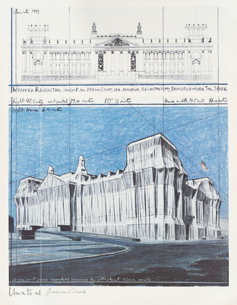 Auf diesem Bild ist das folgende Kunstwerk zu sehen:  Christo. „Wrapped Reichstag (Project Berlin) Platz der Republik, Reichstagsrepublik, Brandenburger Tor, Spree“. 1993.