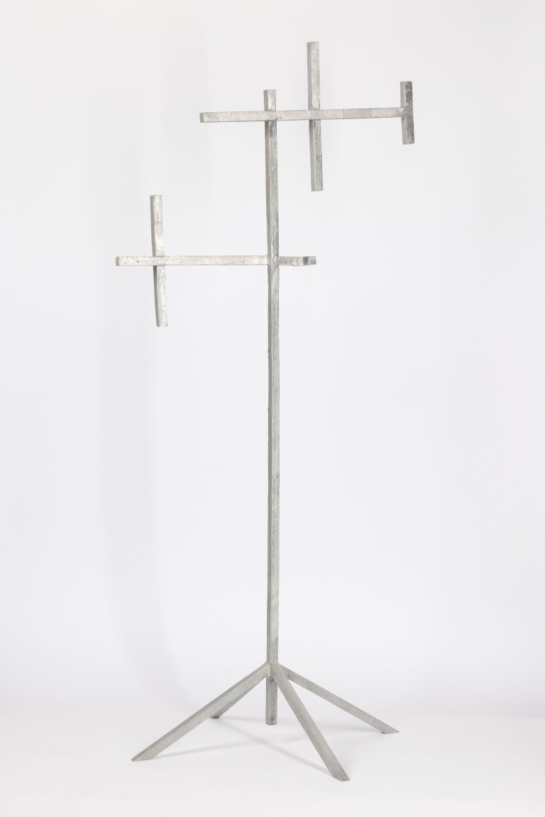 Auf diesem Bild ist das folgende Kunstwerk zu sehen: Michael Sailstorfer. „Antenne (Kleiderständer) - 5“. 2010.