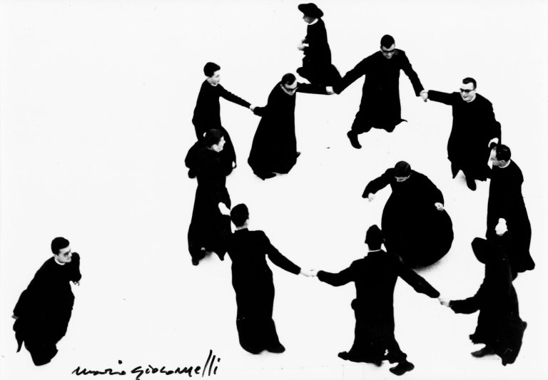 Auf diesem Bild ist das folgende Kunstwerk zu sehen: Mario Giacomelli. Aus der Serie „Io non ho mani che mi accarezzino il volto“, 1961–1963.