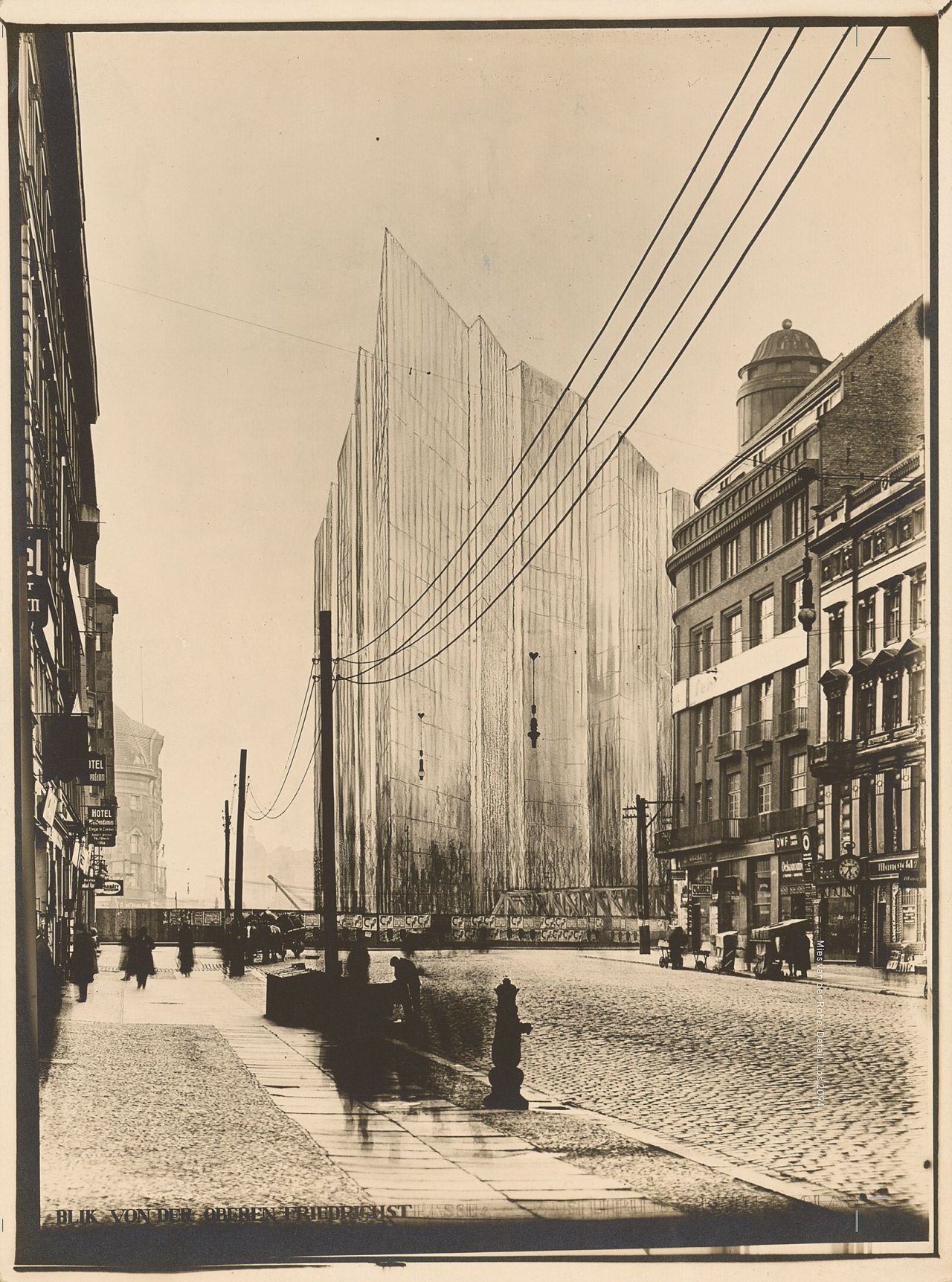 Auf diesem Bild ist das folgende Kunstwerk zu sehen: Ludwig Mies van der Rohe. Projekt „Wabe, Friedrichstrasse“, Entwurf für das Hochhaus an der Friedrichstraße, 1921. Perspektive von Norden, erste Fassung / Photo: Curt Rehbein, 1922.