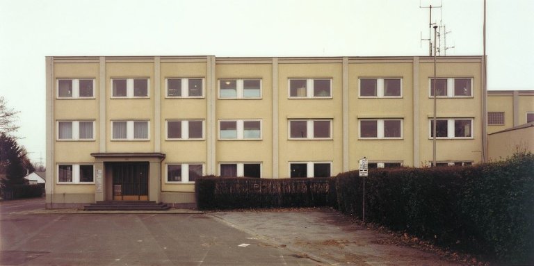 Auf diesem Bild ist das folgende Kunstwerk zu sehen: Thomas Ruff. „Haus Nr. 1 II“. 1989.