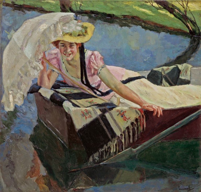 Auf diesem Bild ist das folgende Kunstwerk zu sehen: Edward Cucuel. „Frau im Boot mit weissem Sonnenschirm (The white parasol)“.
