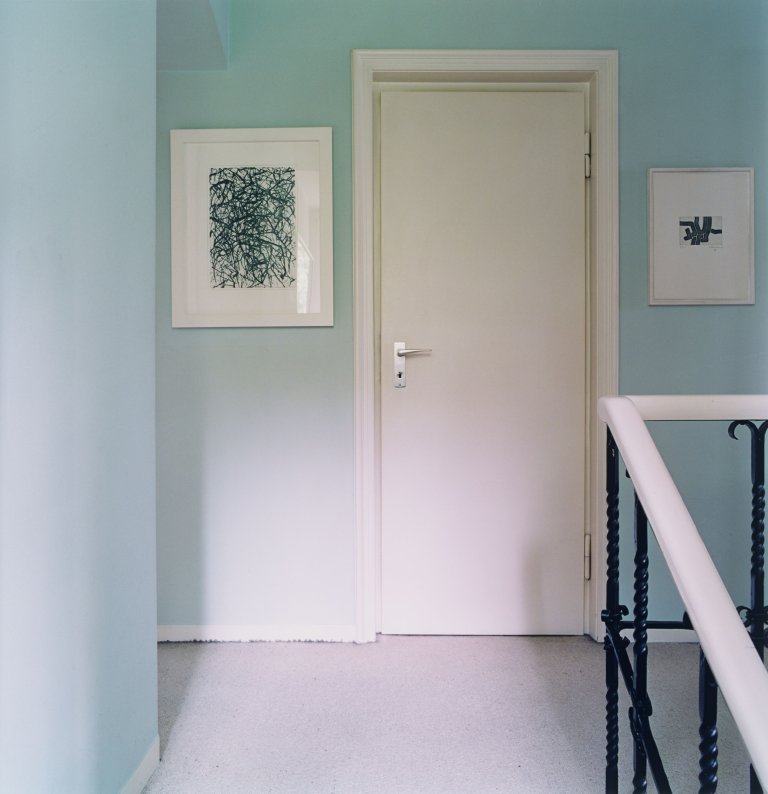 Auf diesem Bild ist das folgende Kunstwerk zu sehen: Candida Höfer. „Privatsammlung Köln IV 2000“. 2000.