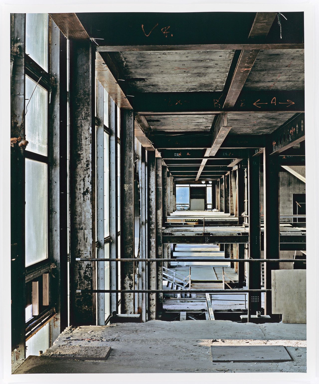 Auf diesem Bild ist das folgende Kunstwerk zu sehen: Thomas Florschuetz. „ohne Titel (Palast der Republik) 33“. 200/08.