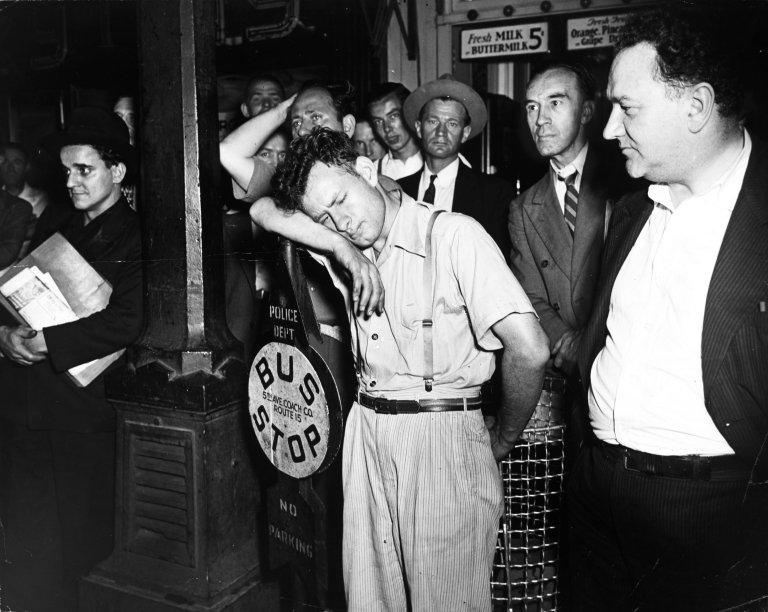 Auf diesem Bild ist das folgende Kunstwerk zu sehen:  Weegee (d.i. Fellig, Arthur H.). A Tired Commuter. Bus Stop (for the 5th Ave. Coach Co. Route 15), New York. Frühe 1940er–Jahre.