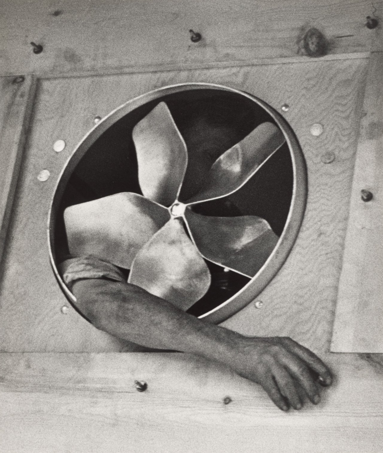 Auf diesem Bild ist das folgende Kunstwerk zu sehen: André  Kertész. Arm and Ventilator, New York. 1937.
