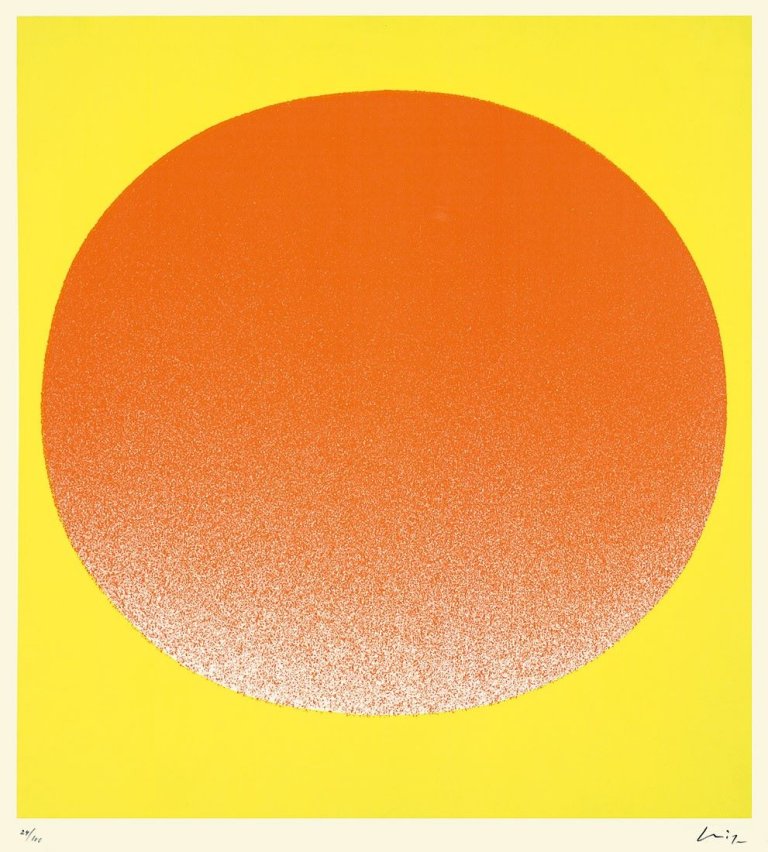 Auf diesem Bild ist das folgende Kunstwerk zu sehen: Rupprecht Geiger. „leuchtrot kalt auf leuchtrot orange“ / „orange auf gelb“ / „Variation RUnde Farbe I/schwarz mit Spritzer auf orange-rot“. 1967/68.