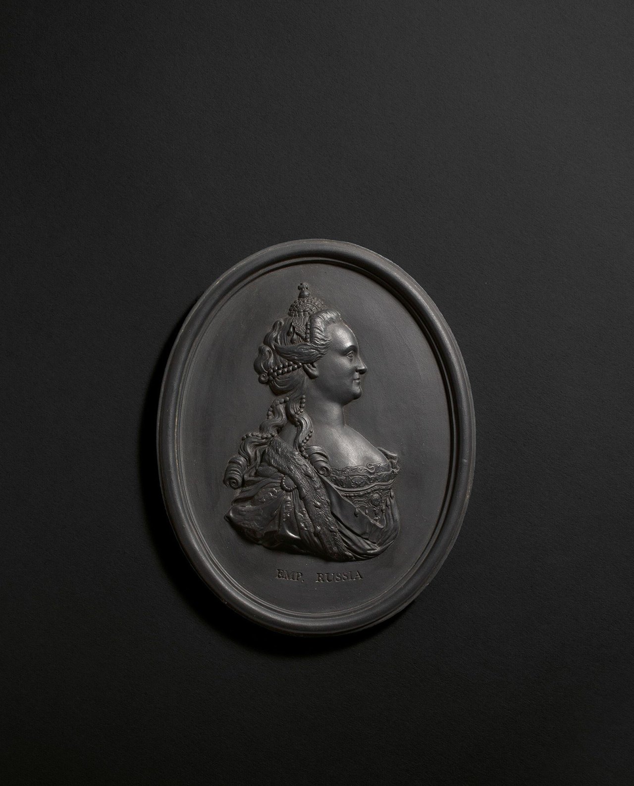 Auf diesem Bild ist das folgende Kunstwerk zu sehen: Josiah Wedgwood & Sons Ltd.. Black Basalt-Relief mit Porträt der Kaiserin Katharina II. von Russland (1729–1796) – Modelleur wohl William Hackwood (um 1757–1839) nach der Krönungsmedaille 1762 Timofei I. Ivanov (1729–1803).. Um 1773/95.