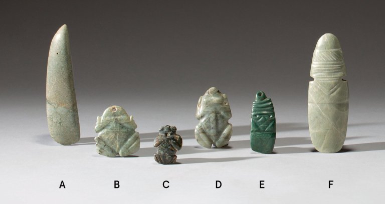 Auf diesem Bild ist das folgende Kunstwerk zu sehen:  Präkolumbisch. D Kultur der Olmeken (Costa Rica), späte präklassiche Phase – Jadeanhänger in Form eines Froschs. 300-100 v. Chr..