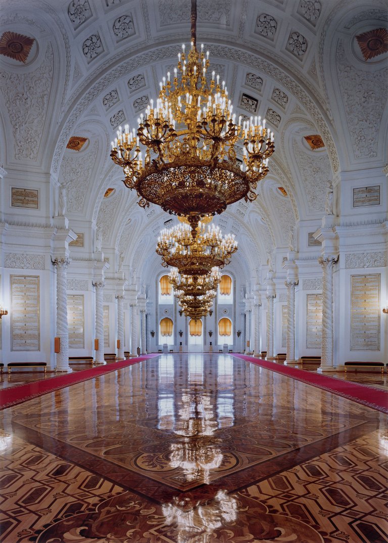 Auf diesem Bild ist das folgende Kunstwerk zu sehen: Robert Polidori. „St. George's Room, Kremlin, Moscow, Russia“. 2005.