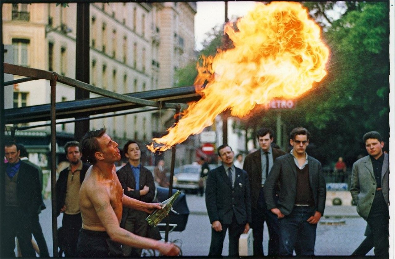 Auf diesem Bild ist das folgende Kunstwerk zu sehen: Joel Meyerowitz. Fire Eater, Paris. 1967.