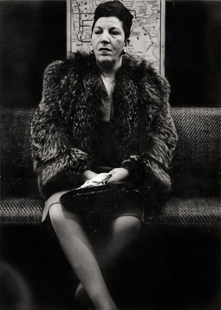 Auf diesem Bild ist das folgende Kunstwerk zu sehen: Louis Stettner. „NYC, Subway Series“. 1947.