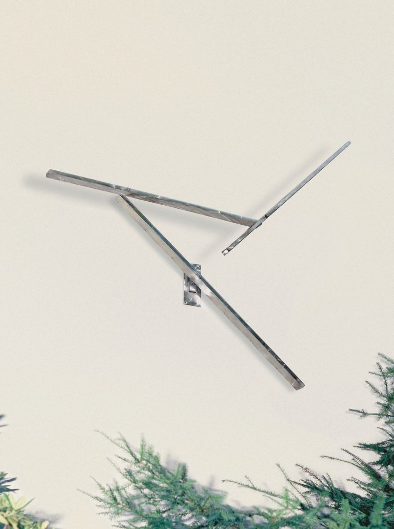 Auf diesem Bild ist das folgende Kunstwerk zu sehen: George Rickey. „Three Lines Diagonal Jointed – Wall“. 1984.