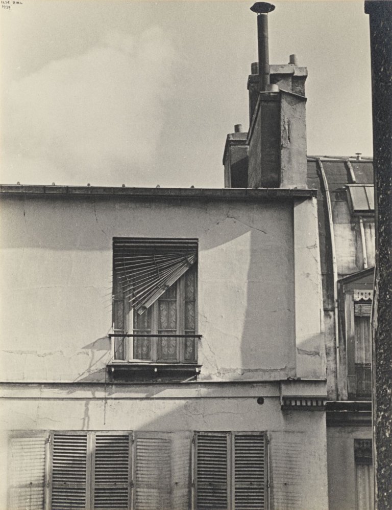 Auf diesem Bild ist das folgende Kunstwerk zu sehen: Ilse Bing. Ohne Titel (Paris). 1933.