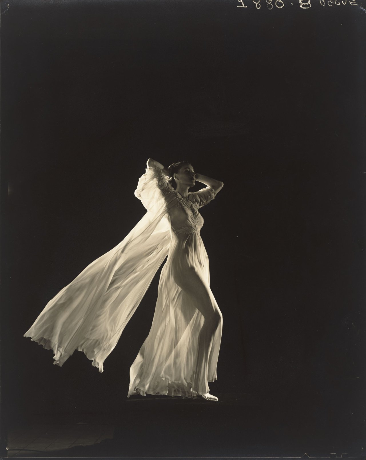 Auf diesem Bild ist das folgende Kunstwerk zu sehen: Edward Steichen. Model Jule (Gwili) André für Vogue. 1937.