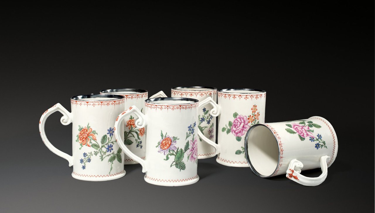 Auf diesem Bild ist das folgende Kunstwerk zu sehen:  Porzellanmanufaktur Du Paquier, Wien. Satz von sechs Wermutkrügeln mit gestreuten Europäischen Blumen. Um 1730/35.