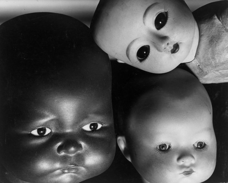 Auf diesem Bild ist das folgende Kunstwerk zu sehen: Ruth Bernhard. „Three Dolls“ / Nude Study / Two Cows / „Doorknob“ / „Two Forms“ / „Joan Standing“. 1937/75.