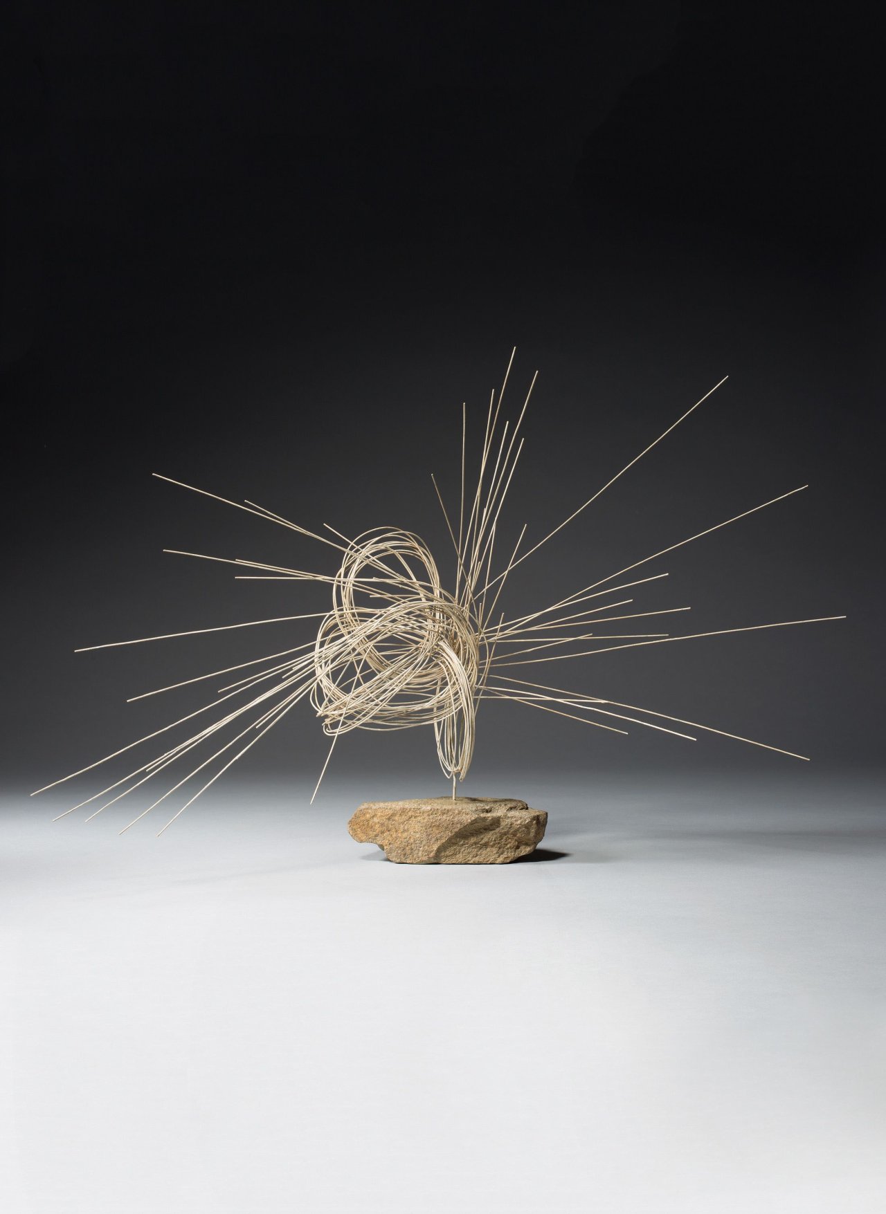 Auf diesem Bild ist das folgende Kunstwerk zu sehen: Norbert Kricke. Raumplastik. Um 1955.