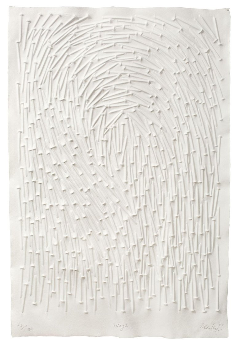 Auf diesem Bild ist das folgende Kunstwerk zu sehen: Günther Uecker. „Woge“. 2001.