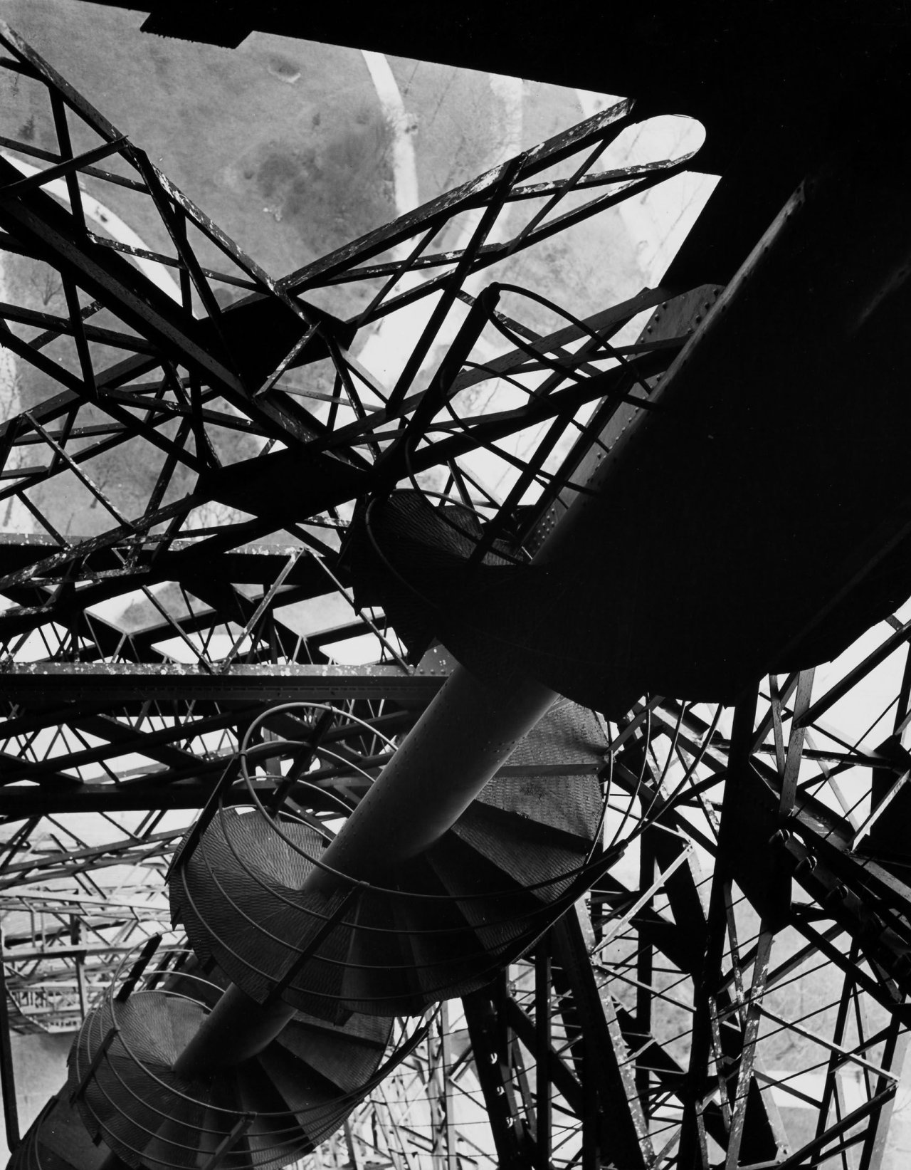 Auf diesem Bild ist das folgende Kunstwerk zu sehen: Pierre Jahan. Un escalier de la Tour Eiffel. 1932.