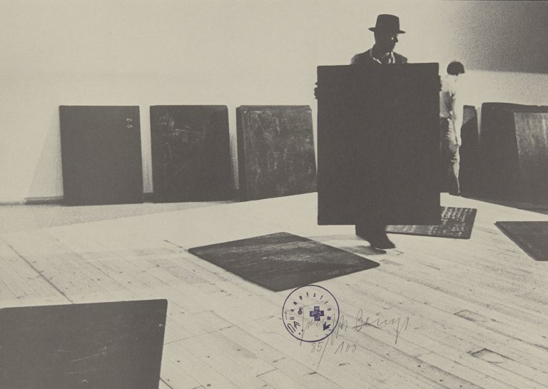 Auf diesem Bild ist das folgende Kunstwerk zu sehen: Joseph Beuys. „Aufbau“. 1977.