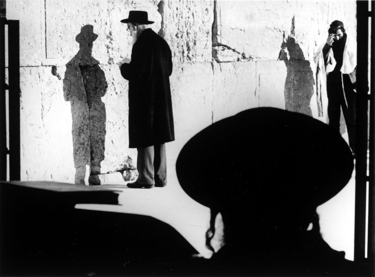 Auf diesem Bild ist das folgende Kunstwerk zu sehen: Stefan Moses. „Klagemauer, Jerusalem“. 1970.
