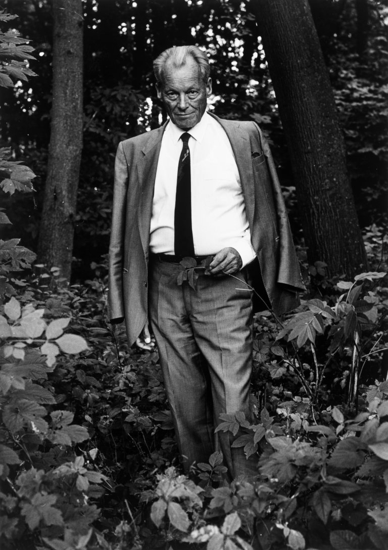 Auf diesem Bild ist das folgende Kunstwerk zu sehen: Stefan Moses. „willy brandt im siebengebirge“, aus der Serie „deutschlands emigranten“. 1983.