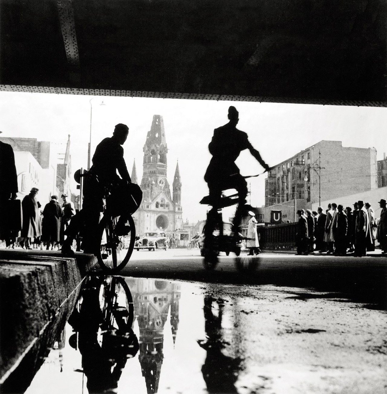 Auf diesem Bild ist das folgende Kunstwerk zu sehen: Herbert Tobias. Bahnhof Zoo, Berlin. 1955.