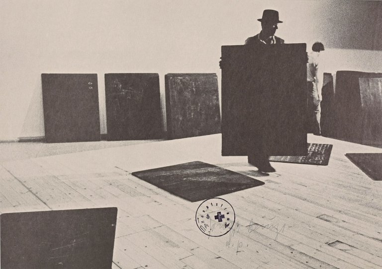 Auf diesem Bild ist das folgende Kunstwerk zu sehen: Joseph Beuys. „Aufbau“. 1977.